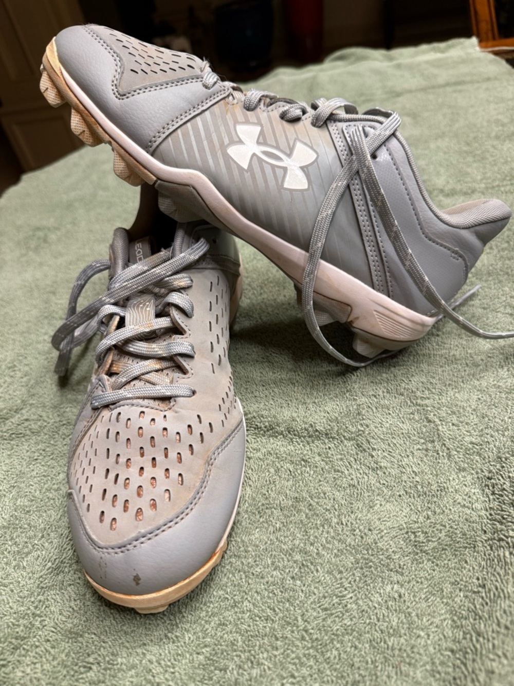 Under Armour Light Gray Athletic Shoes, baseball